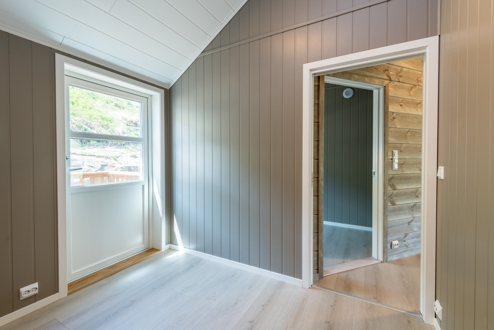 Soverom 4 på loft med utgang til luftebalkong og bakre terrasse Galleribilde