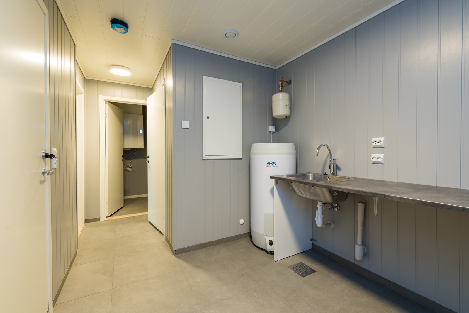 Vaskerom med direkte inngang i fra garasje. Du ser boden innerst i bildet Galleribilde