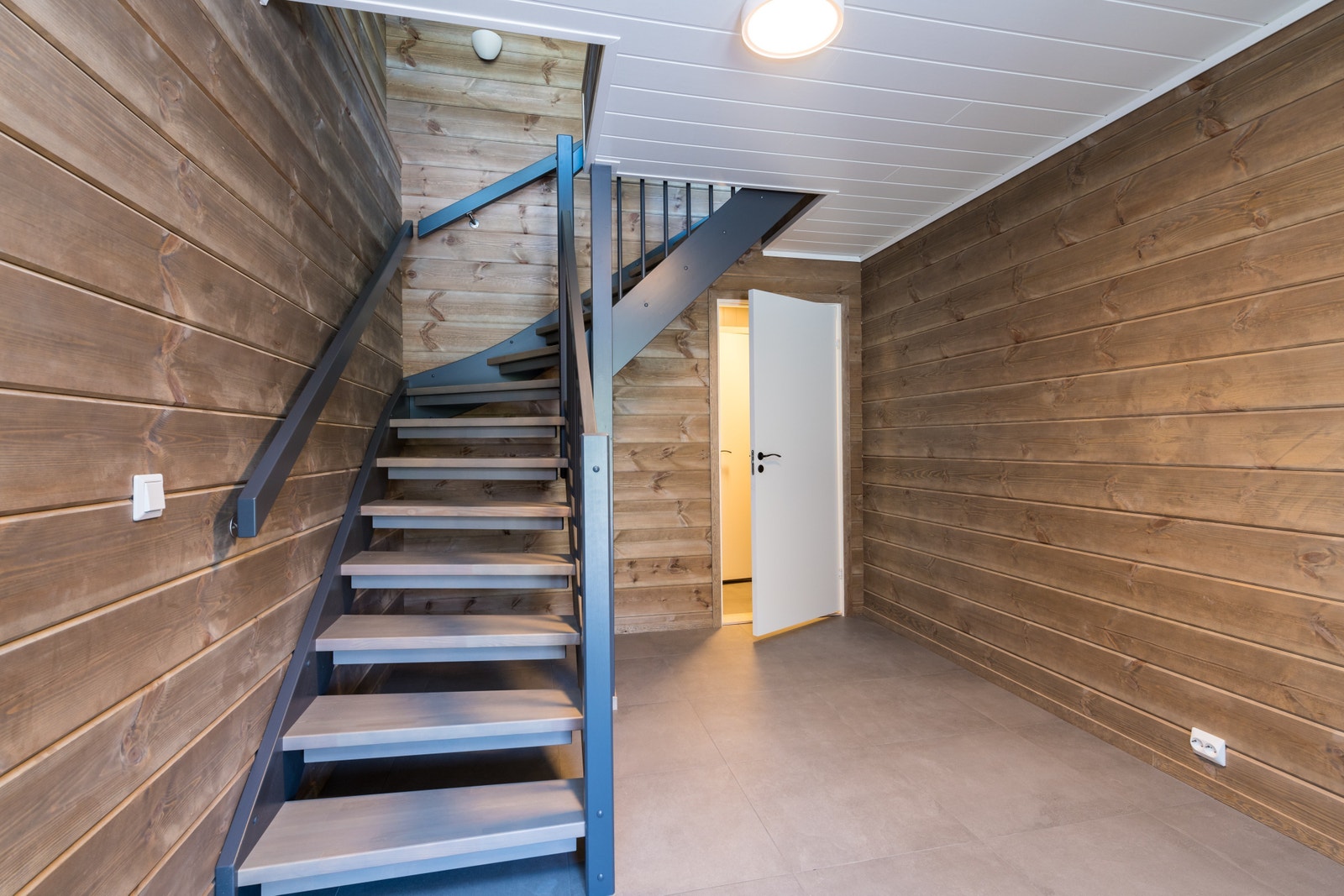 Inngang med dør inn til vaskerom, bod og WC og trapp opp til 2 etasje Galleribilde