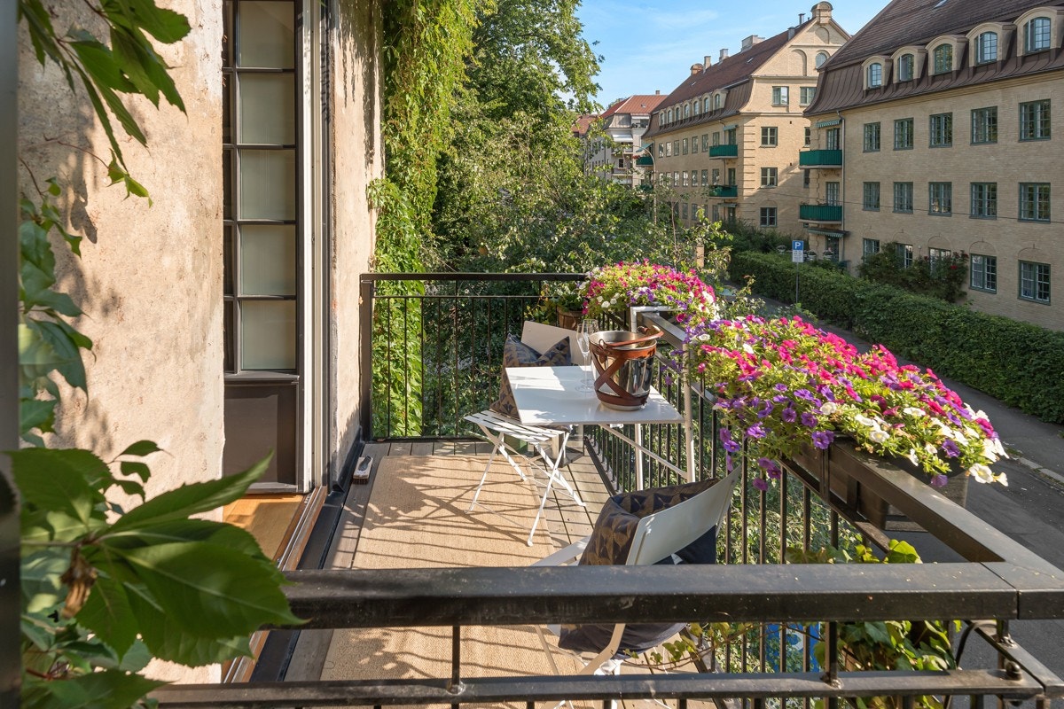 Hyggelig setting rundt balkongen med klatreplanter voksende på bygget Galleribilde