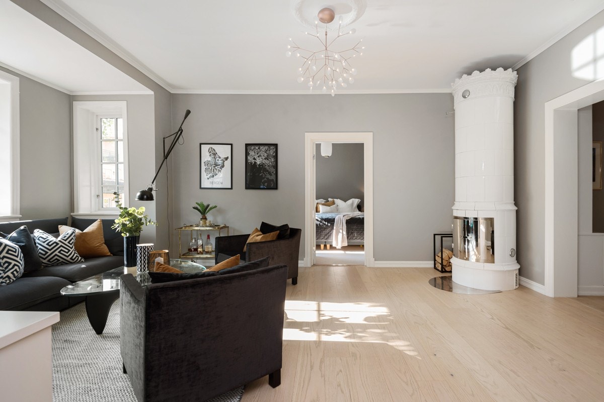 Trivelig stue med majestetisk og meget pen kakkelovn Galleribilde