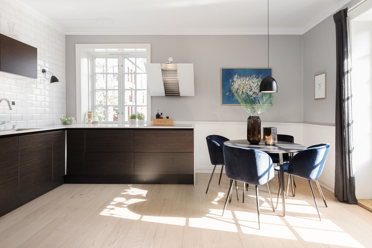 Moderne kjøkkeninnredning fra 2017 i åpen løsning mot spiseplassen og balkongen Galleribilde