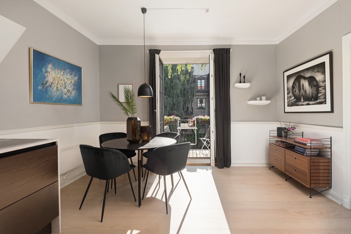 Romslig spisekjøkken med plass til større spisebord og utgang til koselig balkong Galleribilde