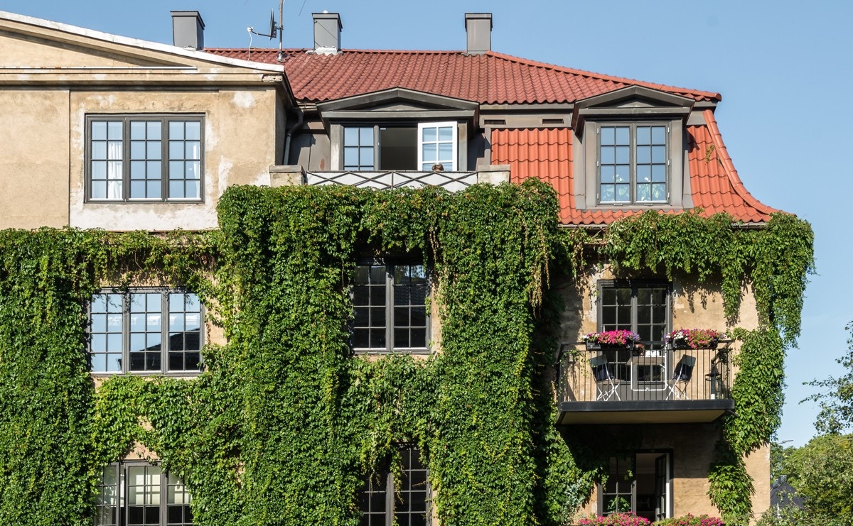 Boligens balkong til høyre i bildet, samt midtstuens karnapp i midten og hovedsoverom-vinduet lengst til venstre Galleribilde