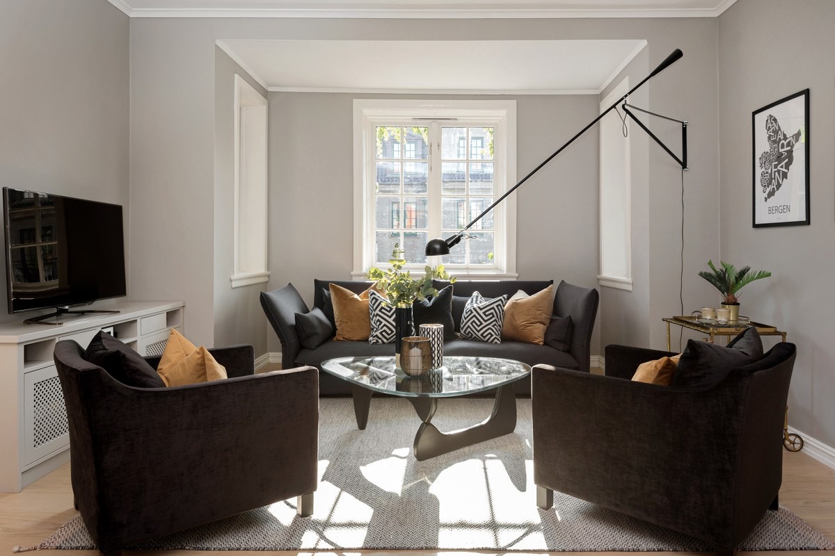 Midtstuen har koselig karnapp med fin plass til salong Galleribilde