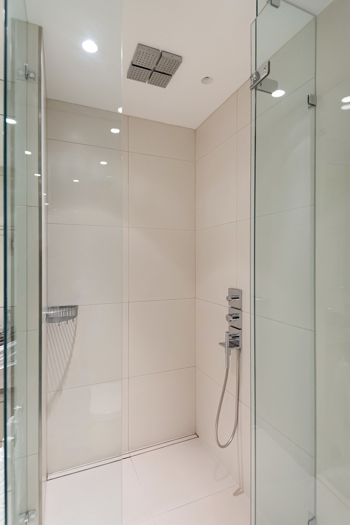 Særdeles lekkert bad oppusset 2011 i både eksklusiv stil og utførelse Galleribilde