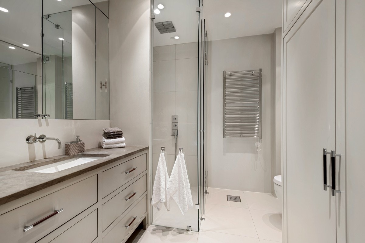 Særdeles lekkert bad oppusset 2011 i både eksklusiv stil og utførelse. Plass for vaskemaskin og tørketrommel i skjult skapløsning. Galleribilde