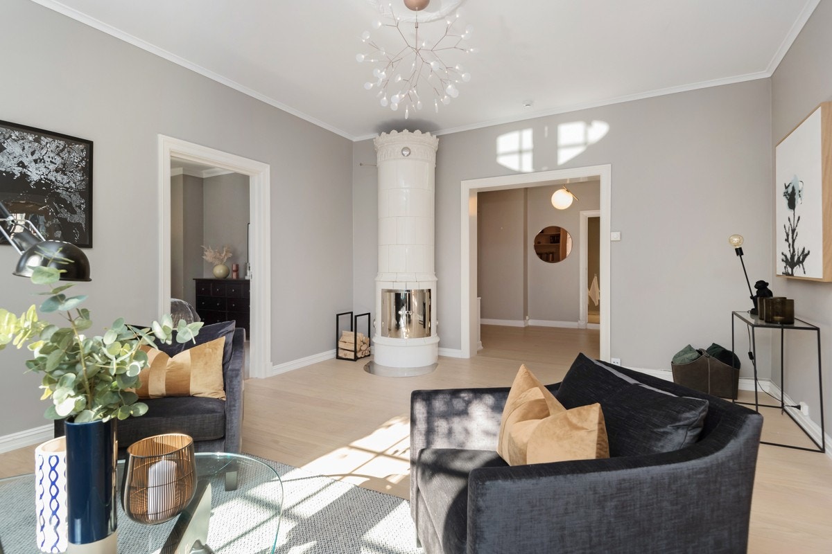 Trivelig stue med majestetisk og meget pen kakkelovn Galleribilde