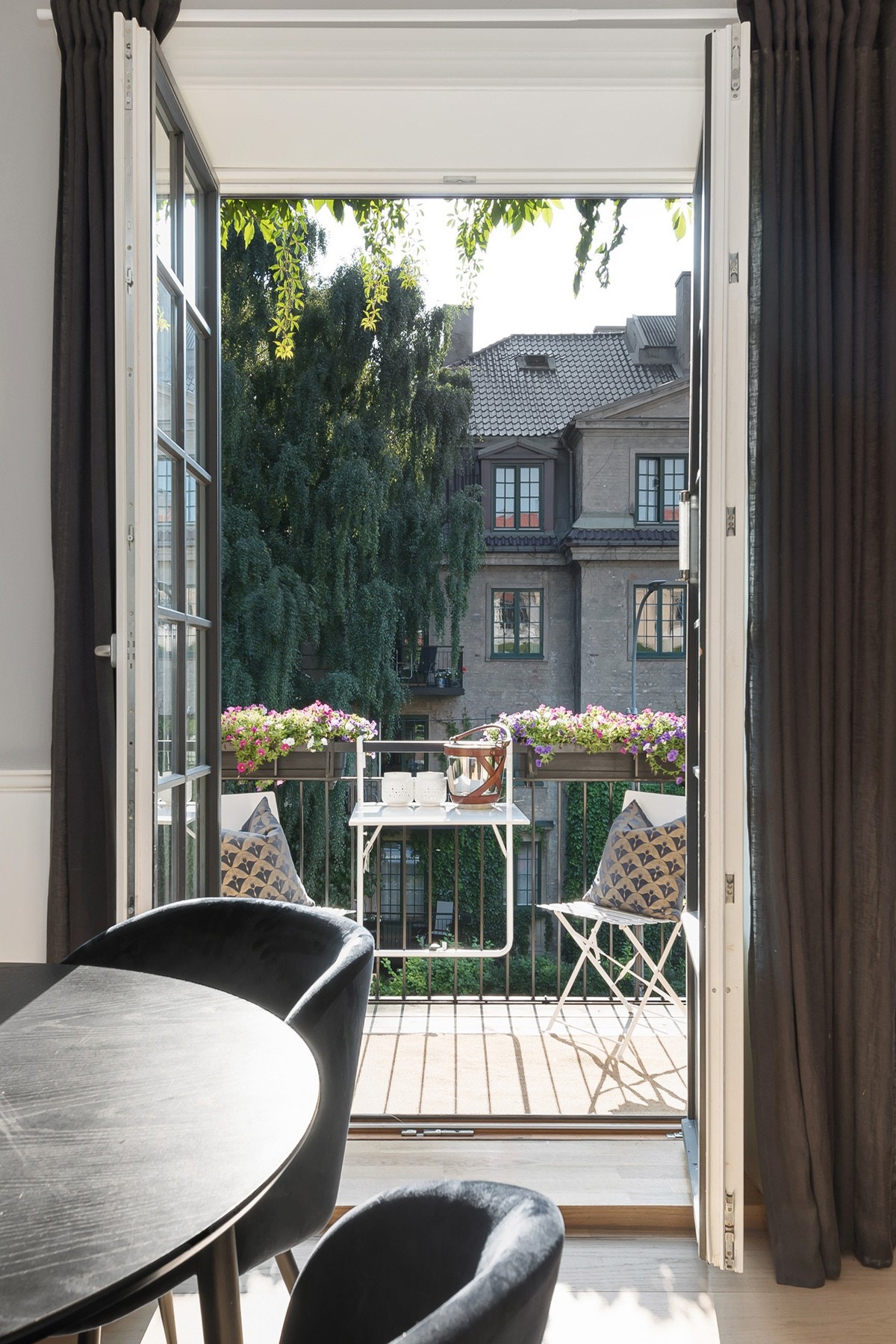 Spisekjøkkenet har utgang til koselig balkong Galleribilde