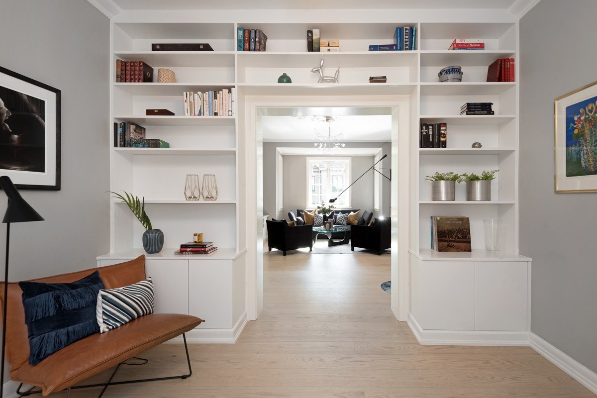 Hall med plassbygde bokhyller Galleribilde