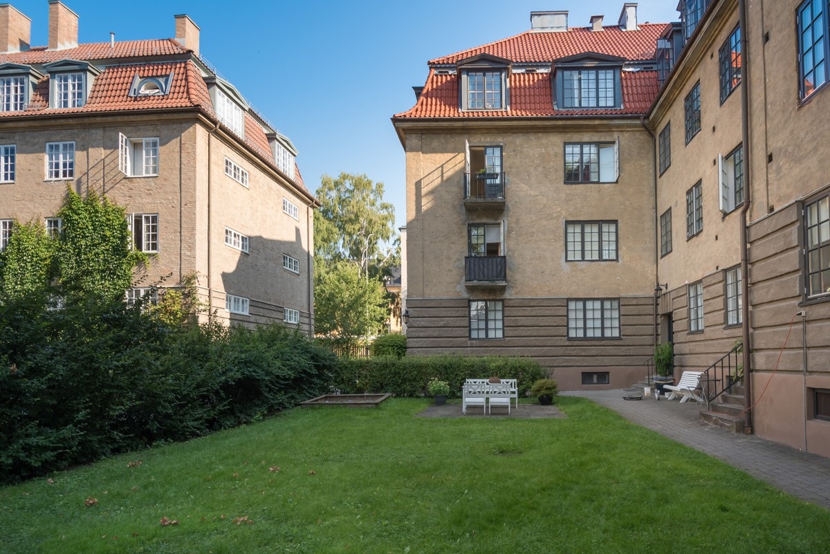 Grønn og trivelig bakgårshage på denne klassiske og ærverdige bebyggelsen fra 1925 Galleribilde
