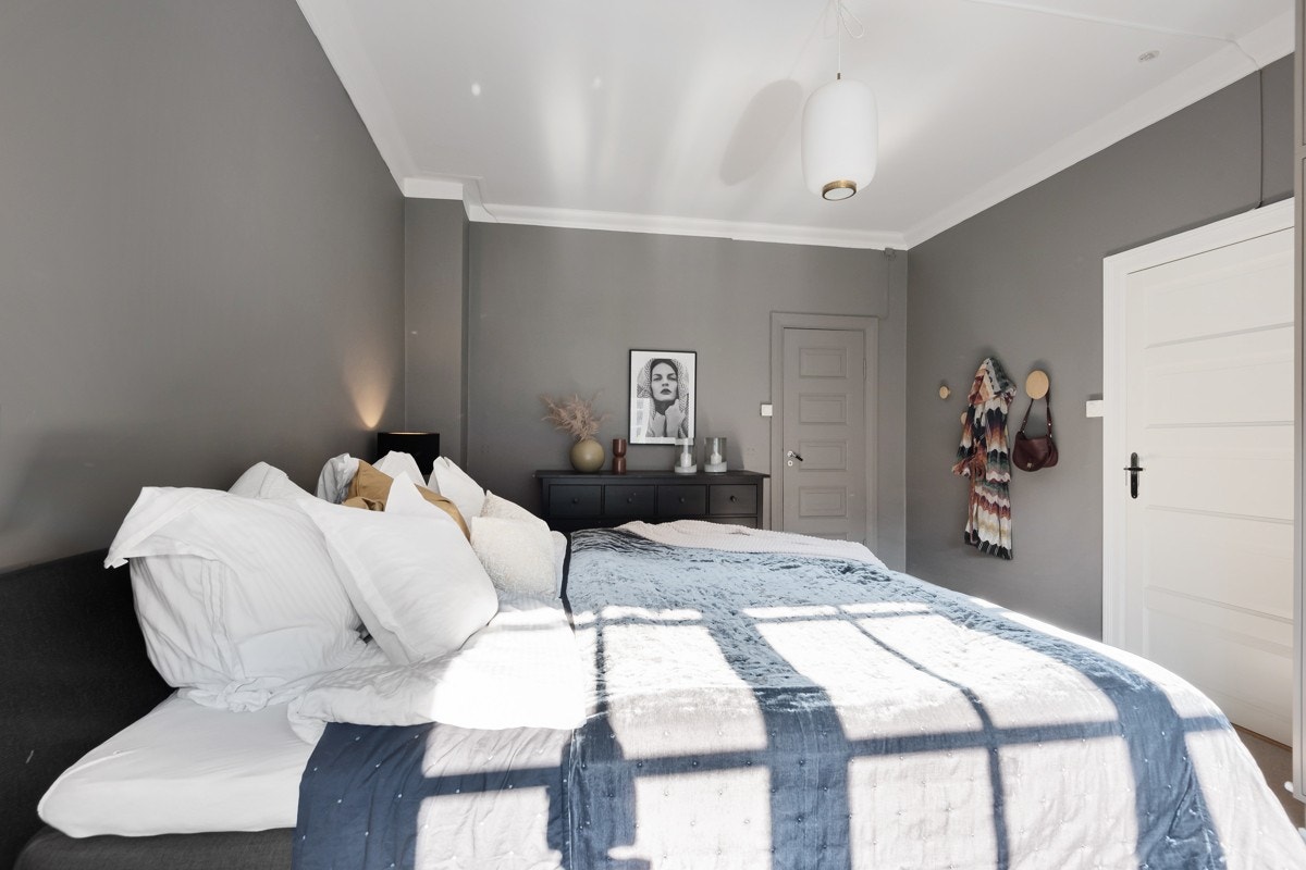 Herlig hovedsoverom med store takhøye snekkertilpassede garderobeskap i tillegg til et walk-in-closet Galleribilde