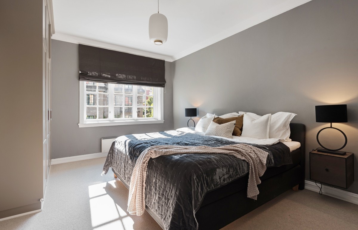 Herlig hovedsoverom med store takhøye snekkertilpassede garderobeskap i tillegg til et walk-in-closet Galleribilde