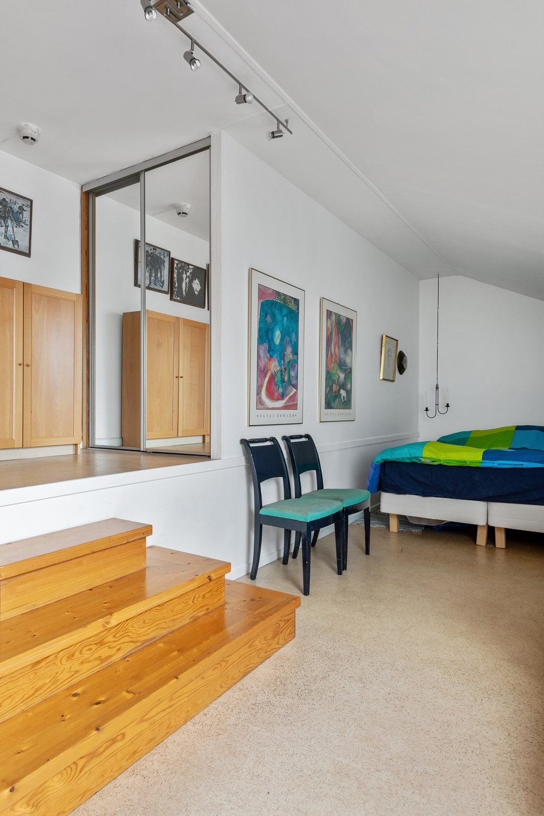 Soverommet har videre inngang til et omkledningsrom bak moderne skyvedørsgarderobe. Galleribilde