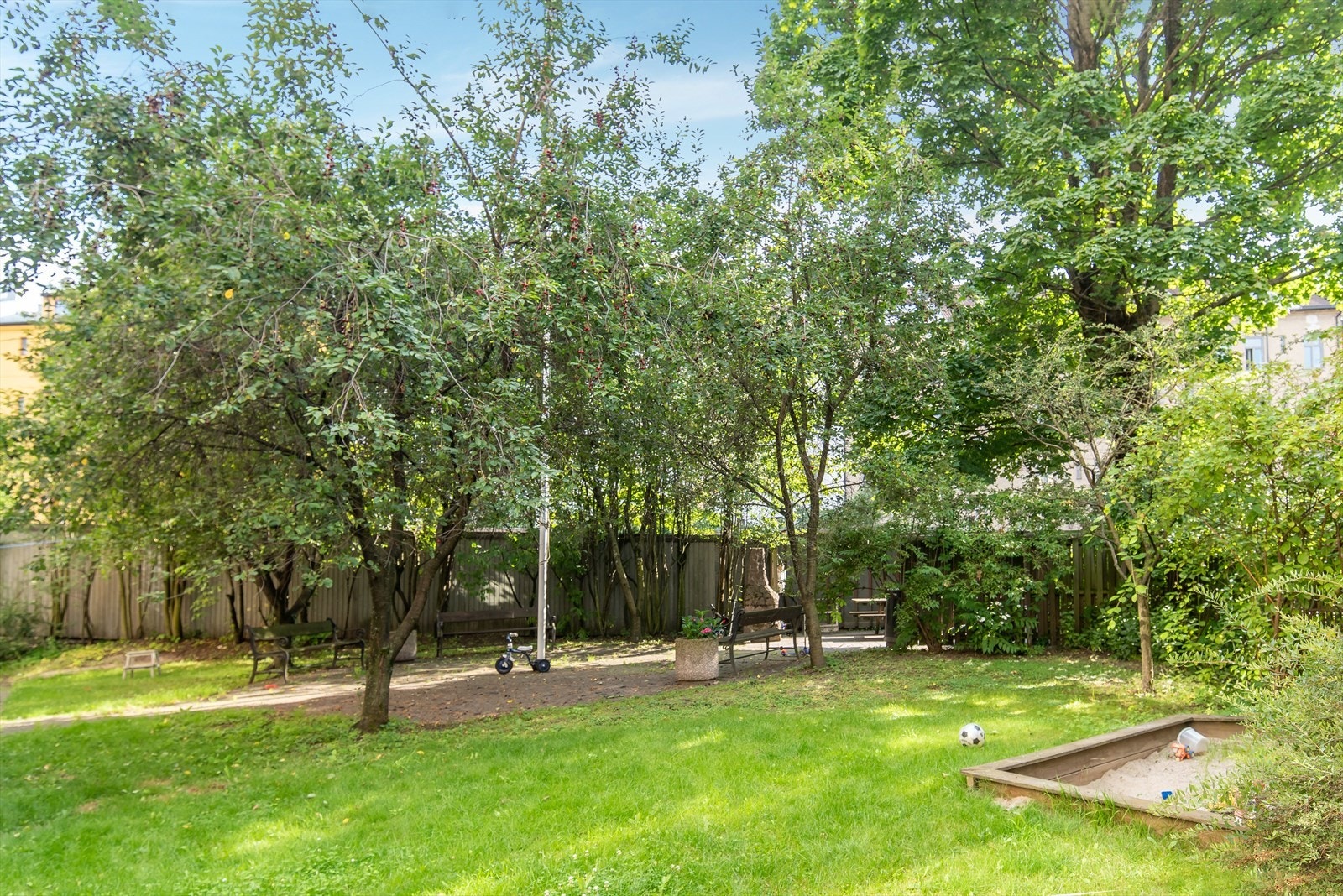 Borettslaget har en hyggelig og pent opparbeidet bakgård til glede for alle i borettslaget. Galleribilde