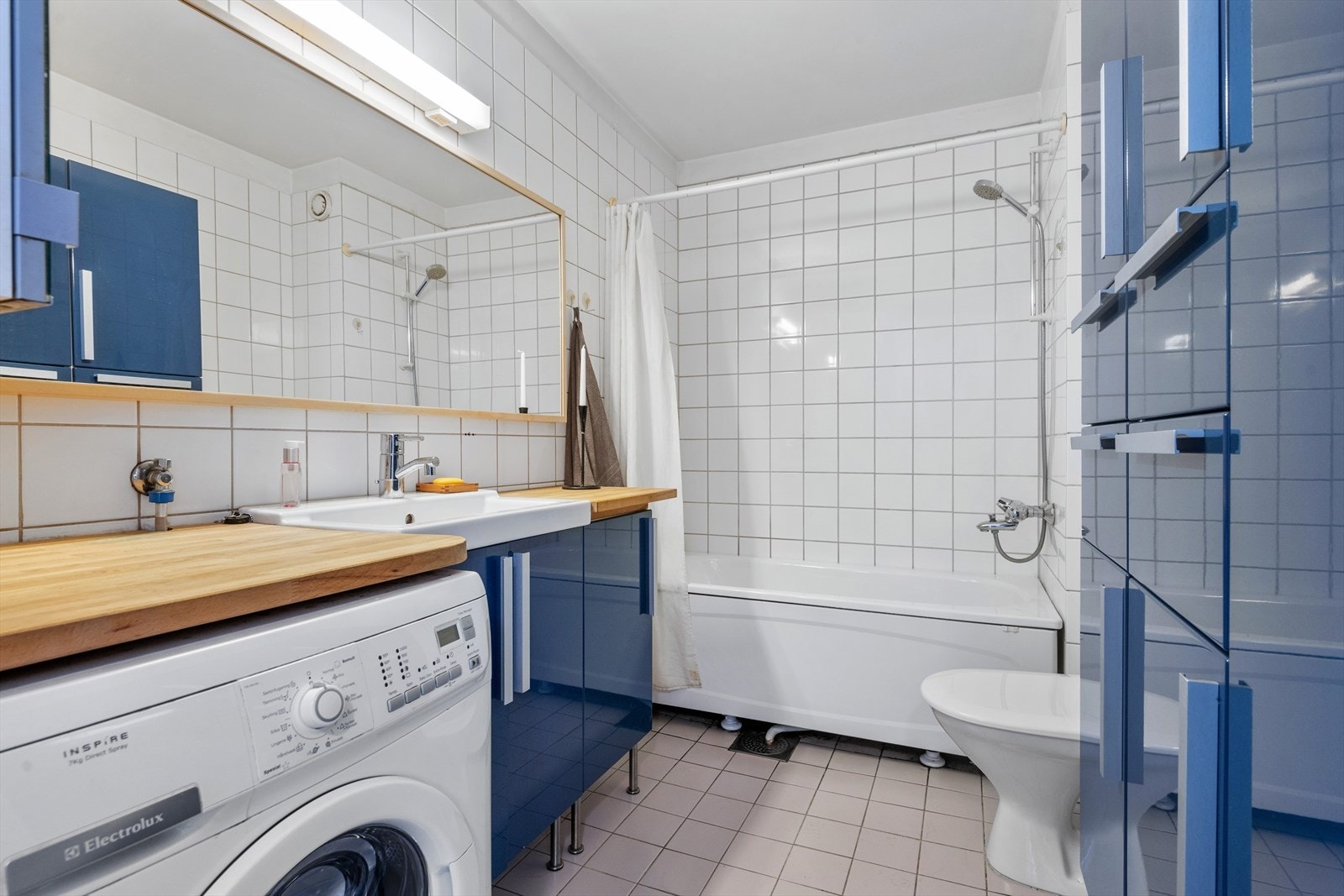 Baderommet er flislagt med varmekabler i gulv og opplegg for vaskemaskin. Galleribilde