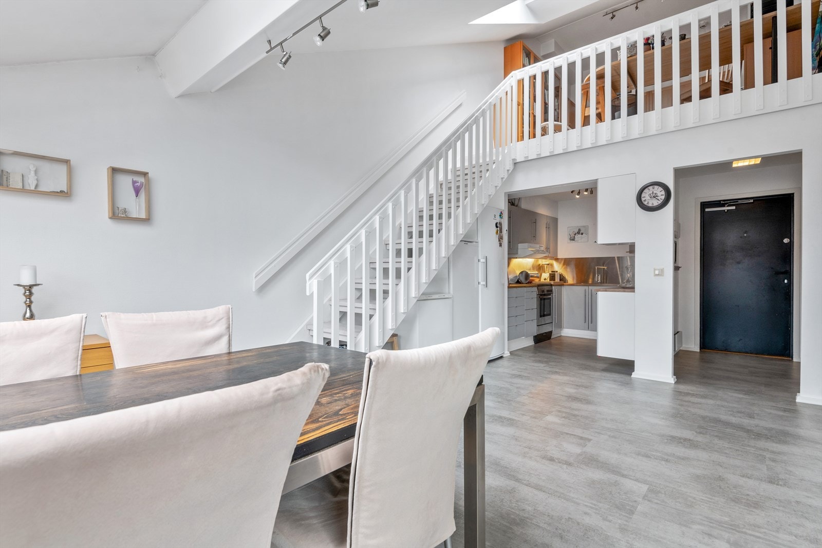 Leiligheten har en luftig og åpen løsning. Galleribilde