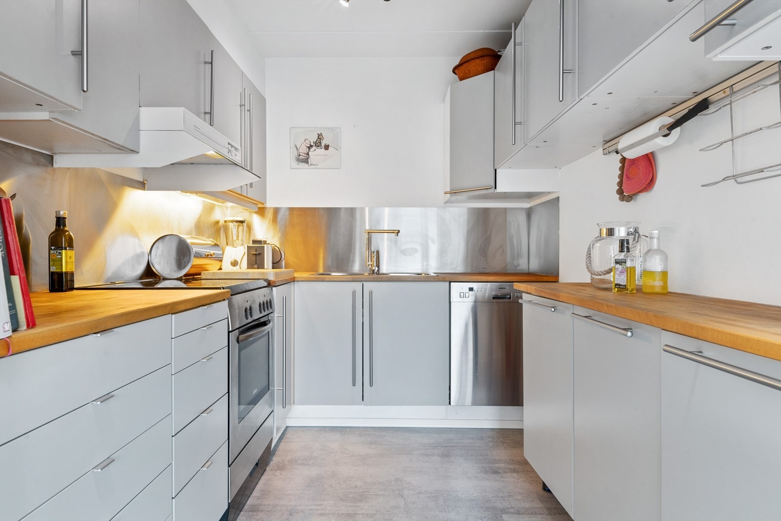 Kjøkkenet har rikelig med skap- og benkeplass. Galleribilde