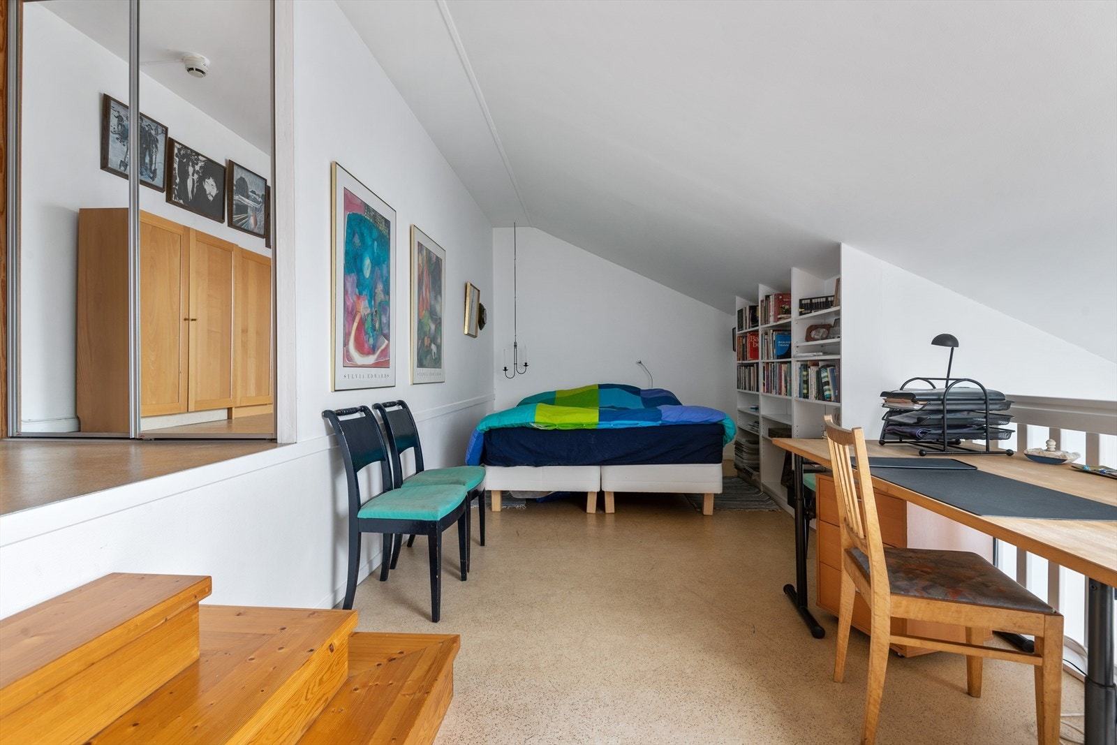 Dagens soverom er opp trappen til en mesanin av romslig størrelse. Galleribilde