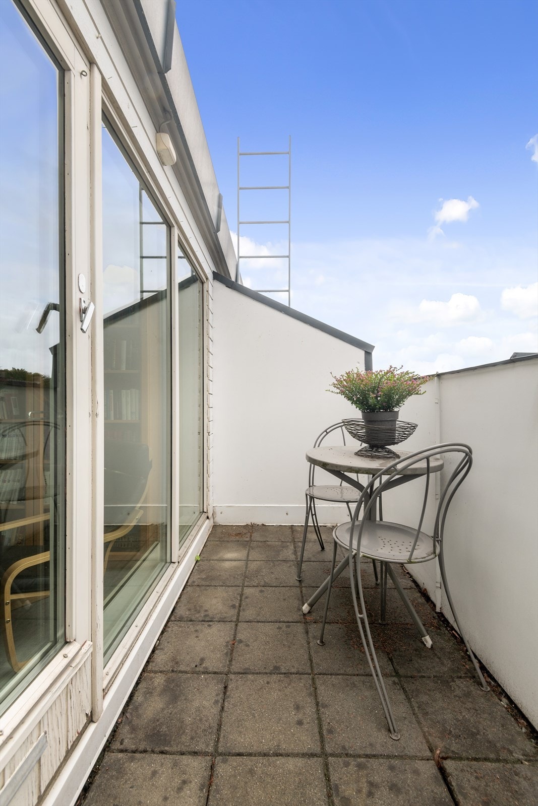 På balkongen er det plass til et hyggelig kafésett. Galleribilde