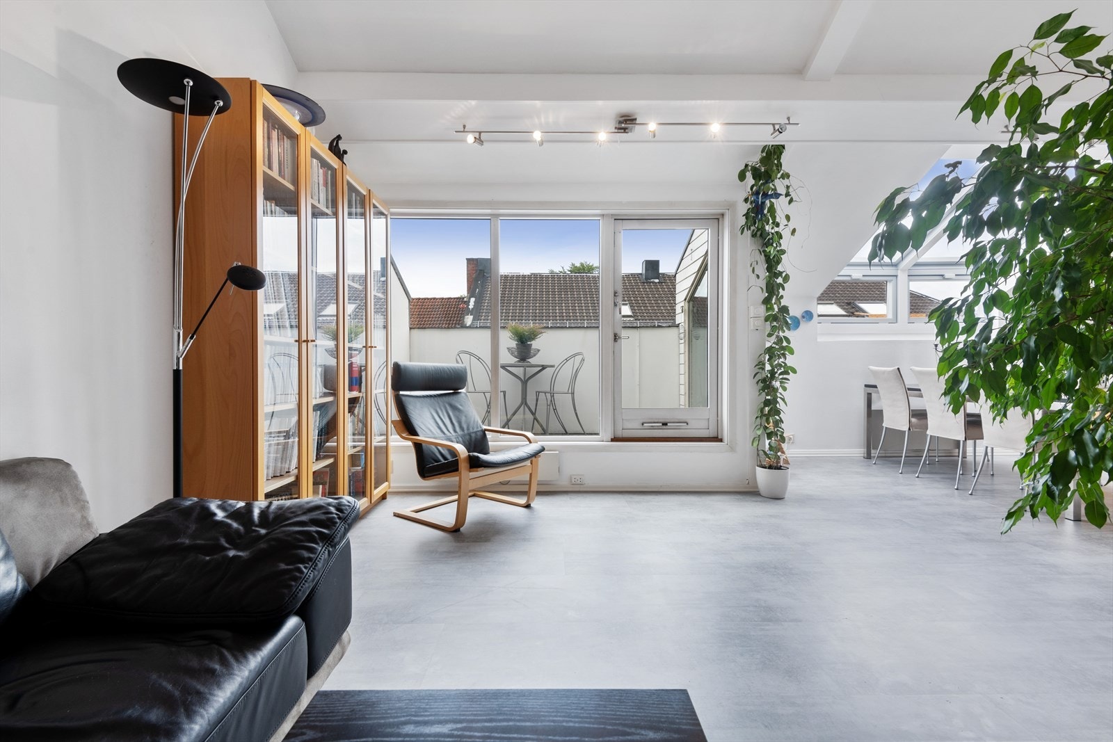 Fra stuen er det utgang til en balkong. Galleribilde