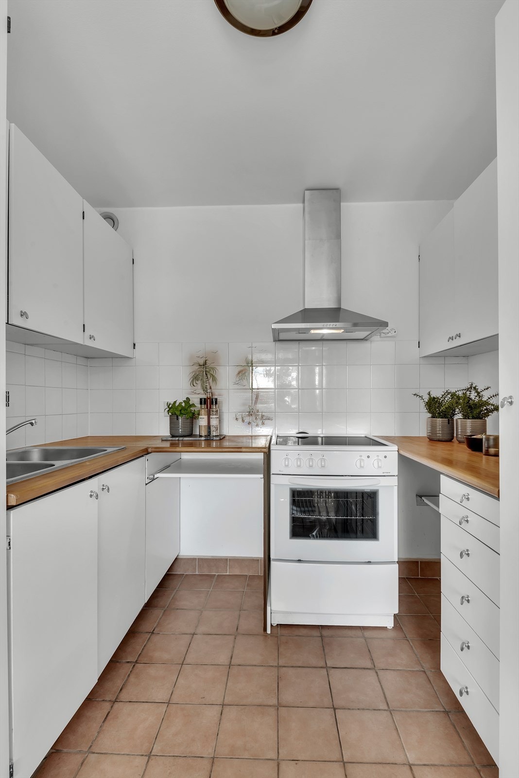 Kjøkkenet er i en delvis åpen løsning mot stuen. Galleribilde