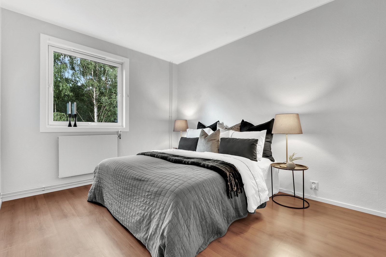 Stort og lekkert hovedsoverom med gode lysforhold. Soverommet er nylig malt. Galleribilde