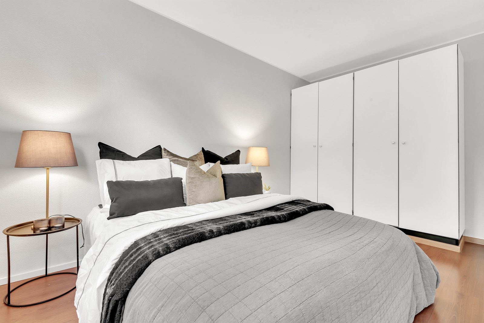 Soverommet har god plass til dobbelseng med nattbord på begge sider og disponerer et stort garderobeskap med plass til oppbevaring. Galleribilde