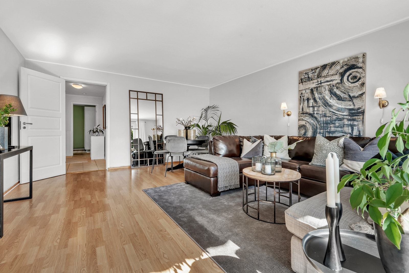 Stuen byr på flere møbleringsmuligheter. Galleribilde