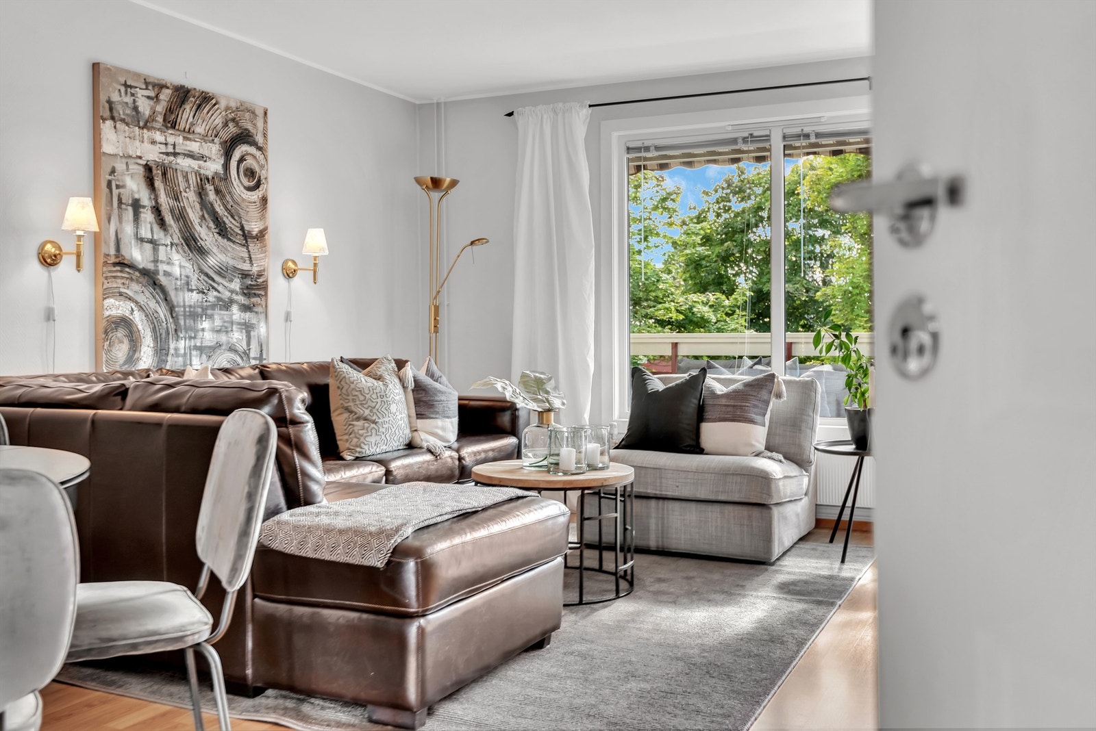 Store vindusflater slipper inn rikelig med naturlig dagslys. Galleribilde