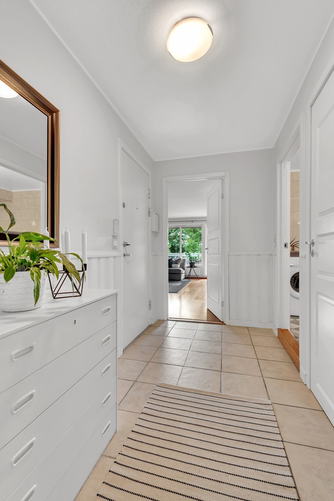 Romslig entré med god plass til oppbevaring av sko, yttertøy og bekledning. Velkommen inn! Galleribilde