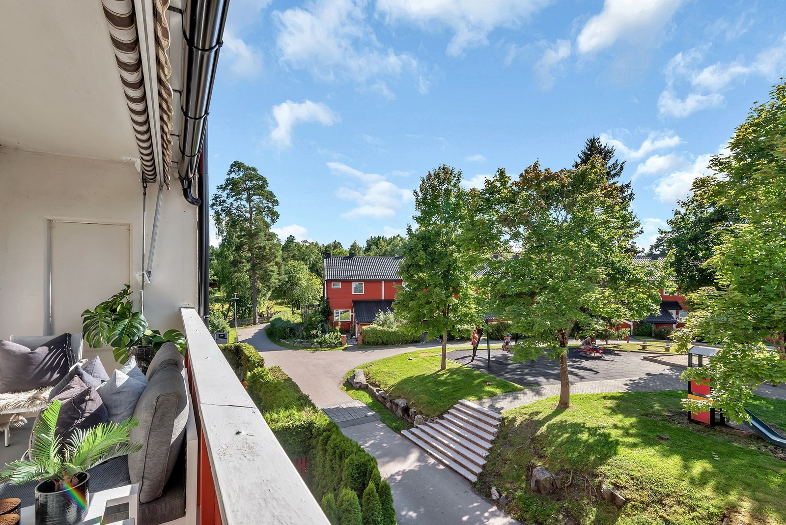 Fra balkongen har man utsikt over borettslagets fellesområder som forøvrig ligger i meget rolige omgivelser. Galleribilde