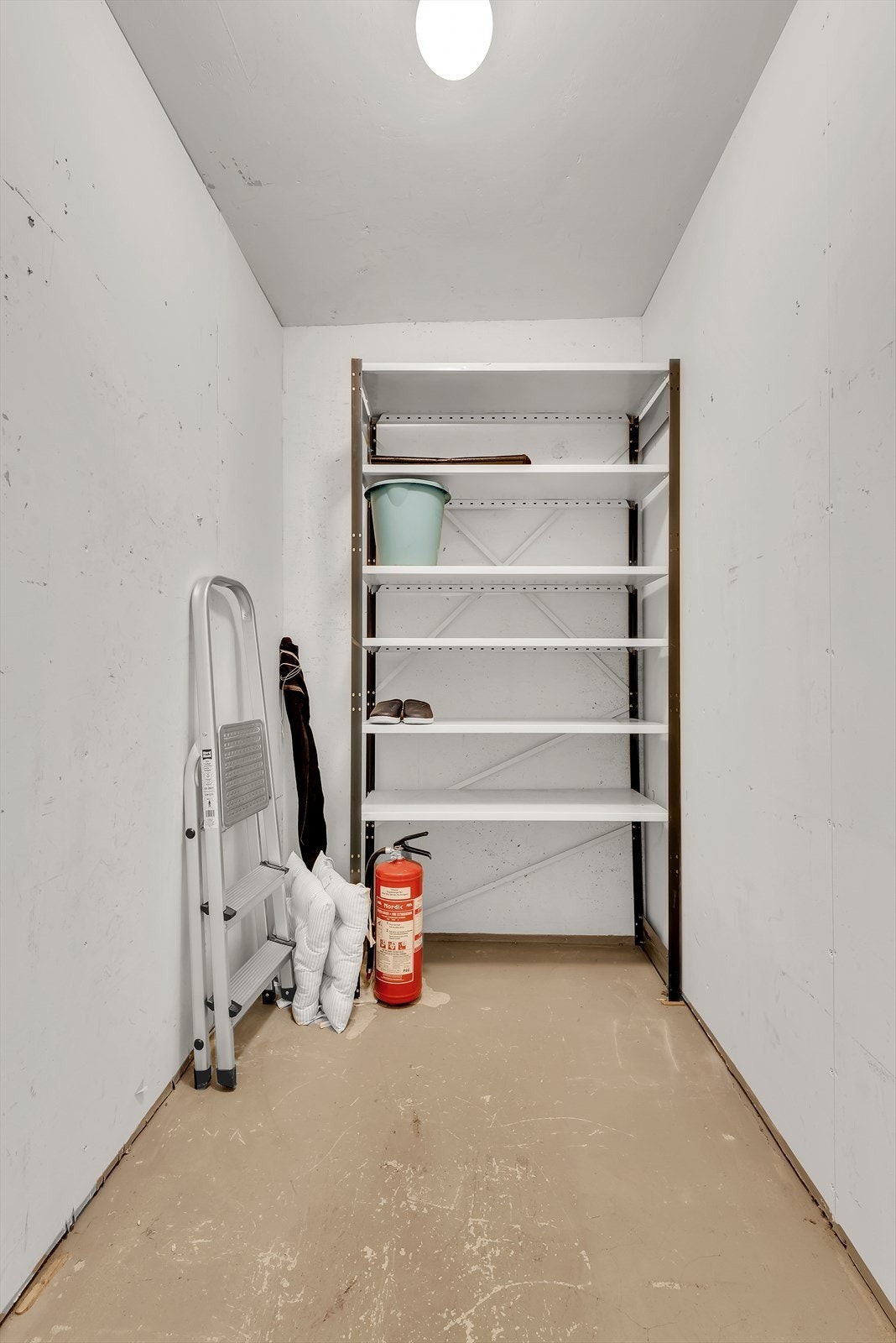 Entréen er tilknyttet en praktisk bod på 4 kvm med plass til ekstra oppbevaring. Galleribilde