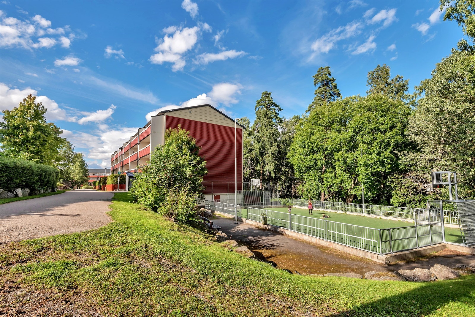 Ballbingen har blitt oppgradert i løpet av de siste årene og er et flott samlingspunkt for de yngre. Galleribilde