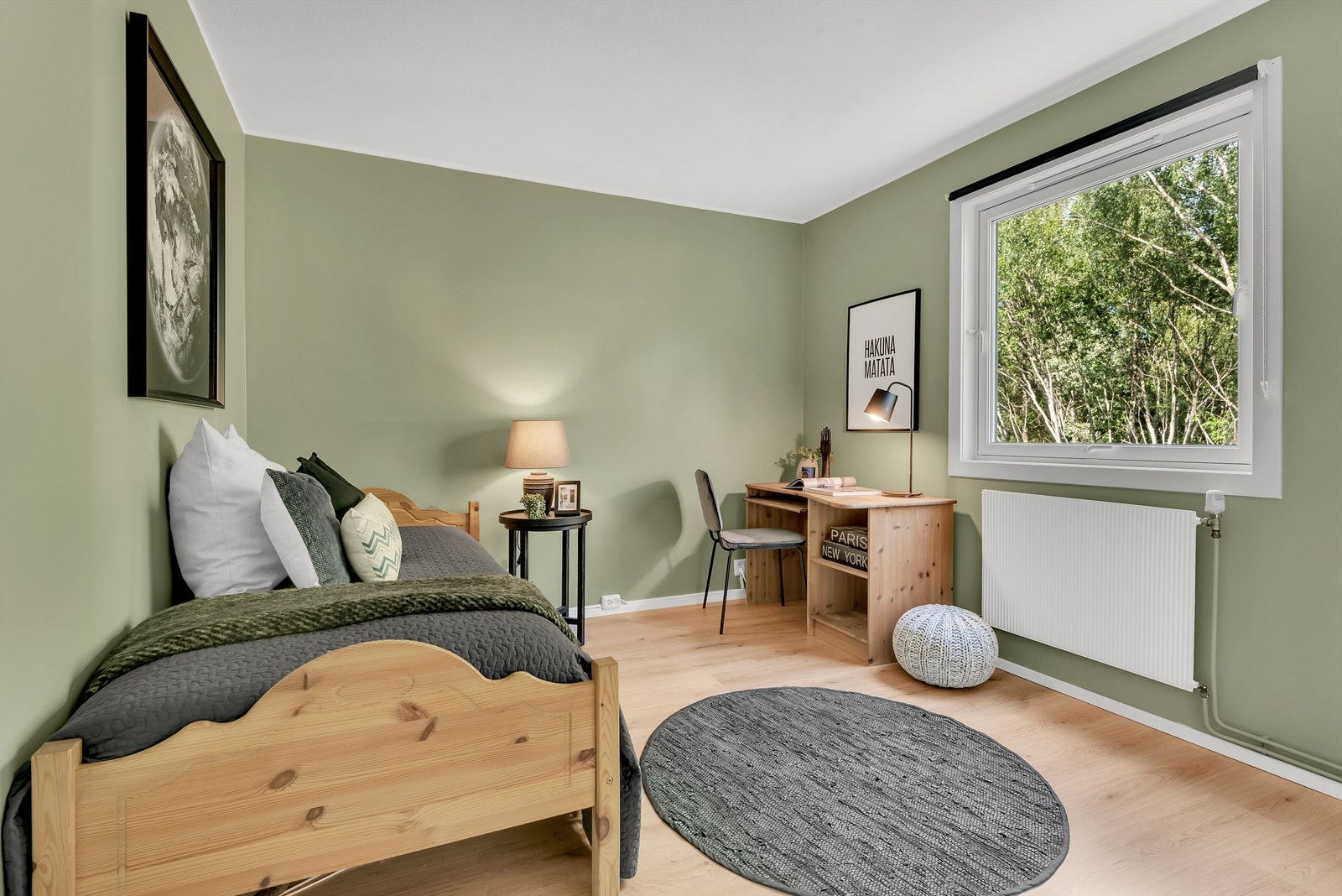 Soverom 2 har godt med plass til dobbelseng med tilhørende nattbord og garderobeløsning Galleribilde