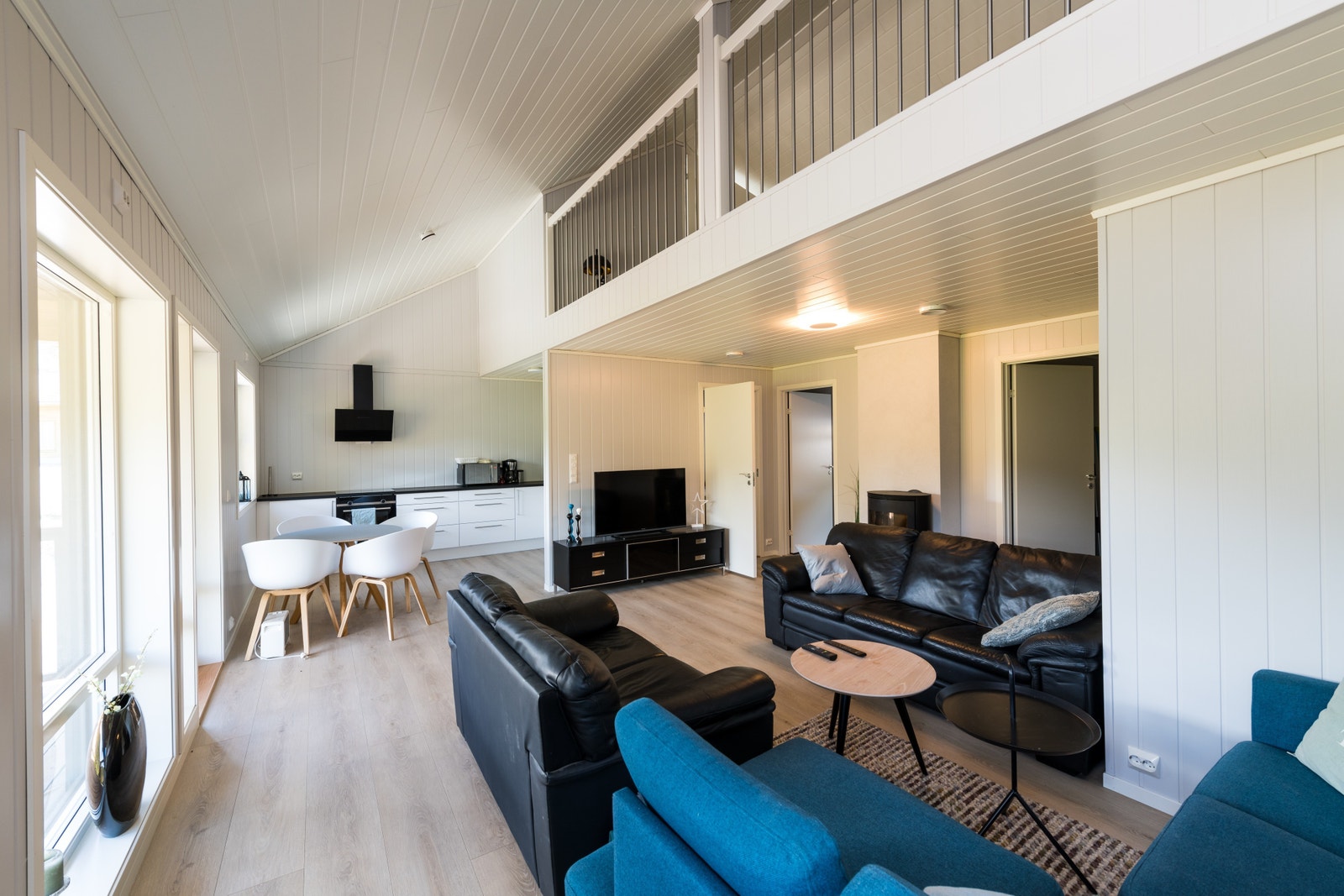 Bilde fra trapp i stue mot kjøkken Galleribilde