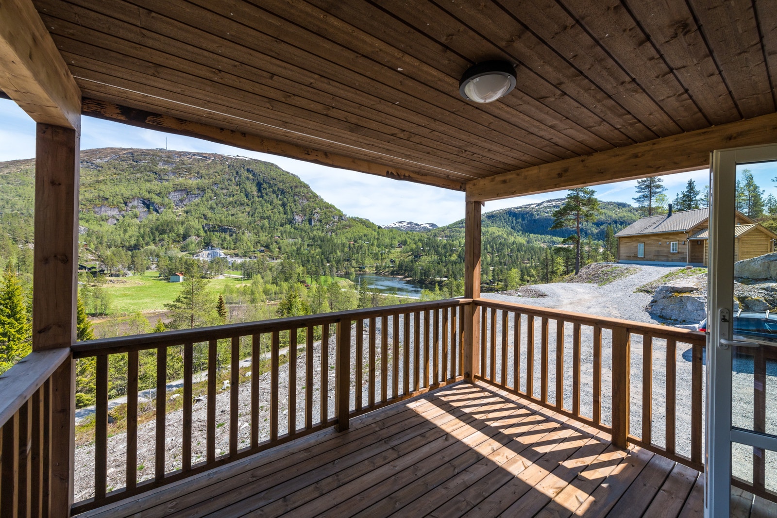 Terrasse ut fra stue/kjøkken Galleribilde