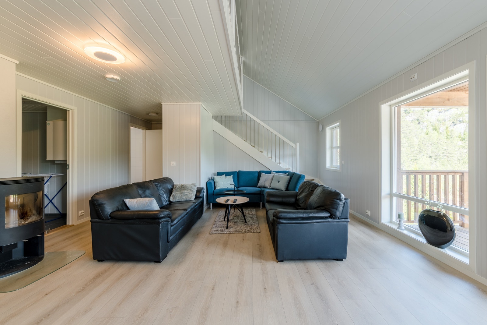 Utsikt fra spiseplass mot stue Galleribilde