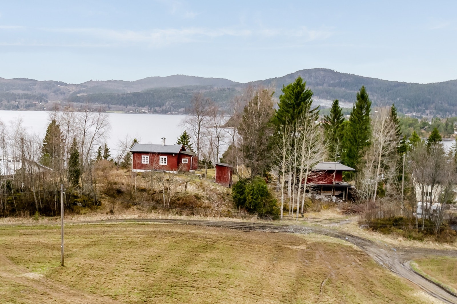 Hytta ligger rolig og fint til i vakre Lofjorden. Herfra har du kort vei til sjøen. Galleribilde