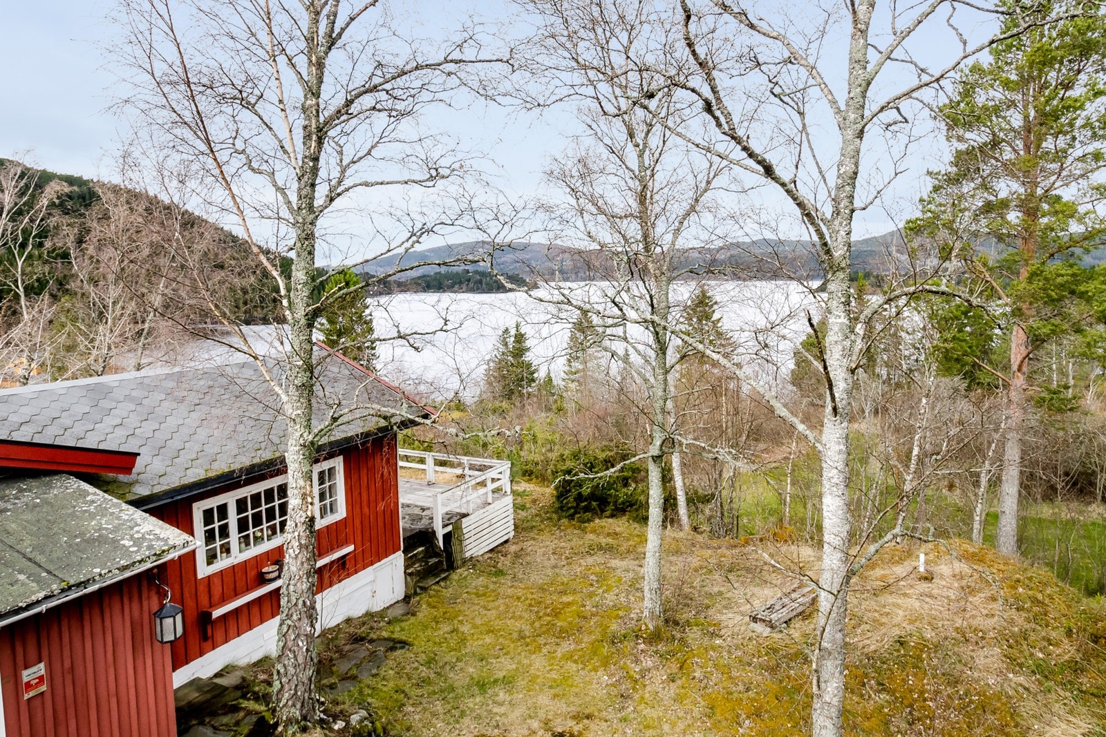 Hytta ligger på et høydedrag, som gir nydelig utsikt utover fjorden. Galleribilde