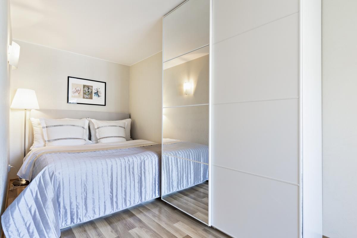 Soverommet er av den romslige sorten med god plass for både dobbeltseng, nattbord, skyvedørsgarderobe og kontorpult. Galleribilde