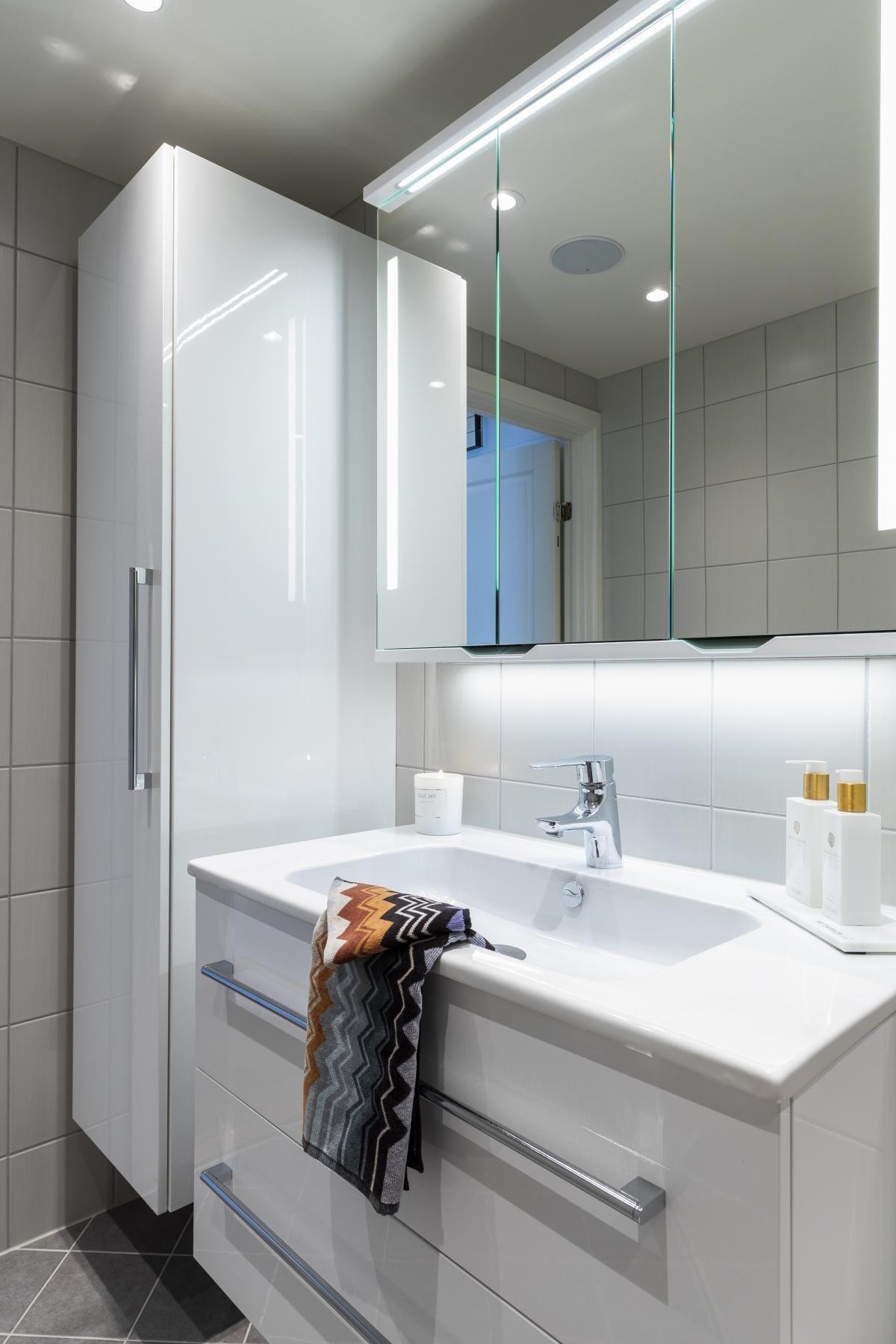 Badet har tidsmessig innredning med god plass. Galleribilde