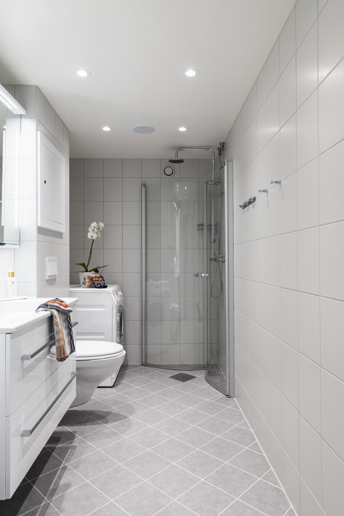 På badet er det fliser på gulv med varmekabler, samt dusjhjørne med innfellbare glassdører og regnfallsdusj. Galleribilde