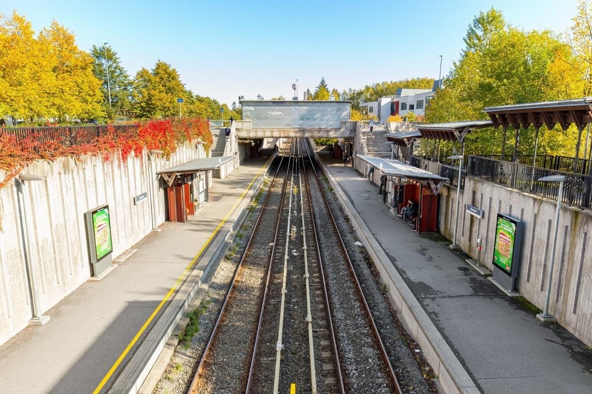 Kort T-banetur til sentrum (ca. 9 min til Majorstuen). Galleribilde
