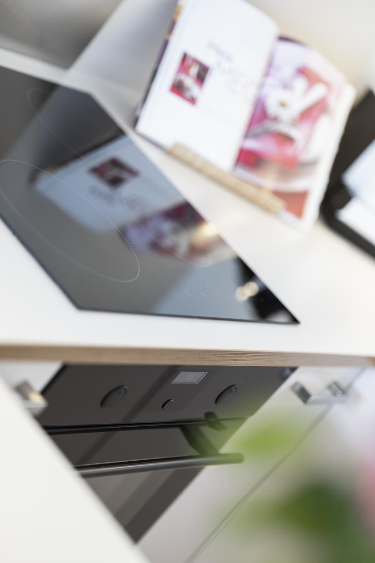 Hvitevarene er integrerte og består av platetopp, stekeovn, mikro, oppvaskmaskin og kjøl/frys. Galleribilde