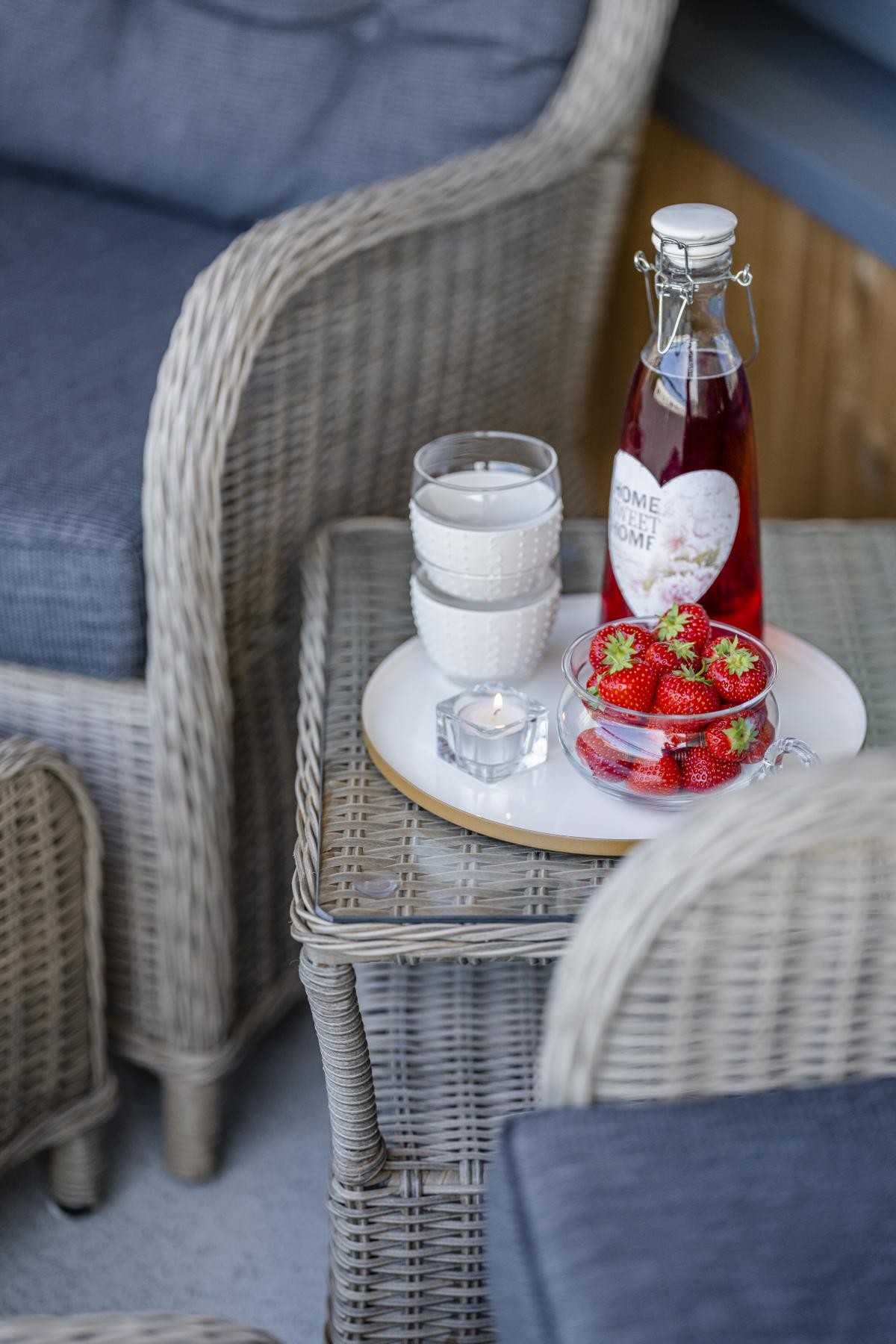 Balkongen har god plass til hagemøbler i hyggelige omgivelser. Galleribilde