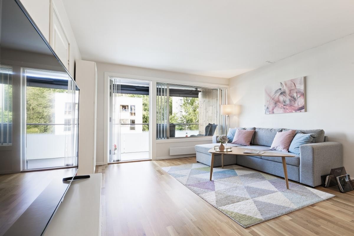 I stuen er det store vinduer, som sammen med hvitmalte vegger gjør det ekstra lyst og hyggelig. Galleribilde