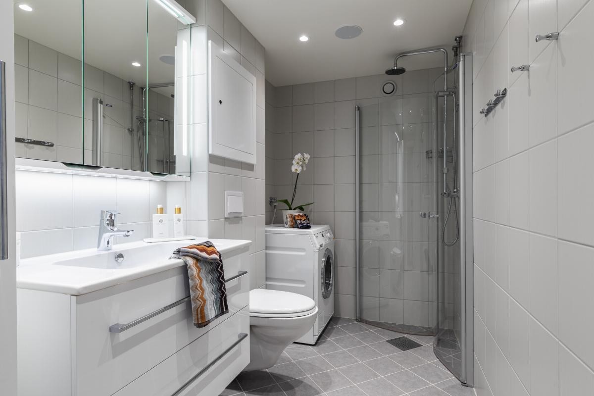 Leiligheten har et nydelig bad som ble pusset opp i regi av borettslaget i 2018. Galleribilde