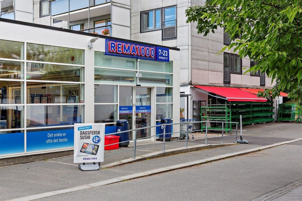 Rema 1000 og Frukt og grønt (sistnevnte er også søndagsåpent) ligger rett utenfor døren. Galleribilde