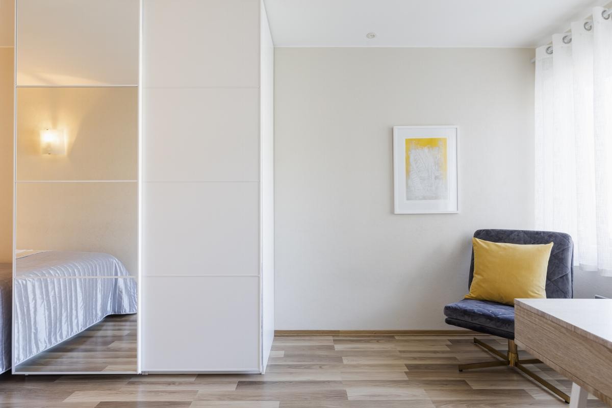 Det er montert skyvedørsgarderobe på soverommet. Galleribilde